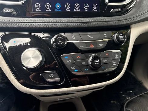 Used 2019 Chrysler Pacifica Limited FWD image 37