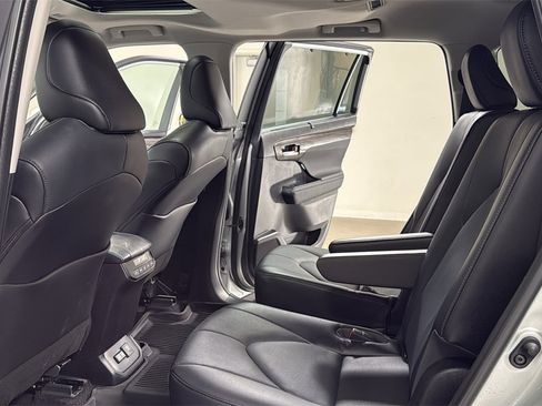 Used 2023 Toyota Highlander Limited image 15