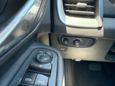 Used 2023 GMC Terrain SLE w/ Driver Convenience Package FWD image 11