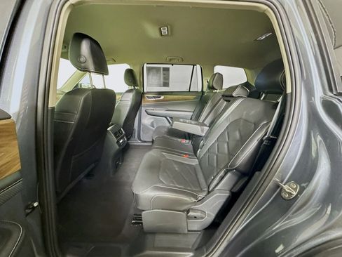 Used 2025 Volkswagen Atlas SE AWD/4WD image 28