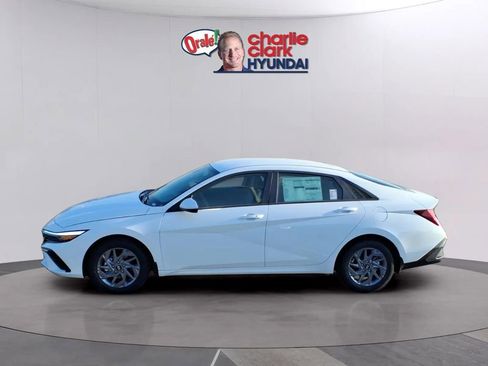 New 2026 Hyundai Elantra Hybrid FWD image 2