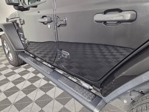 Used 2019 Jeep Wrangler Unlimited Sahara AWD/4WD image 12