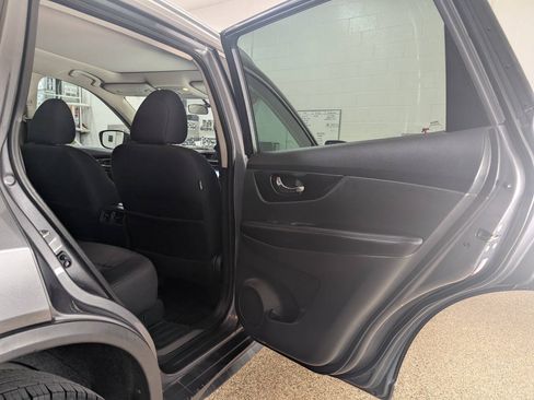 Used 2017 Nissan Rogue SV AWD/4WD image 19