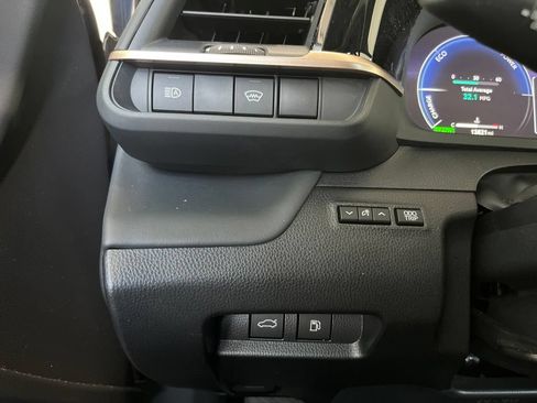 Used 2025 Toyota Crown AWD/4WD image 14