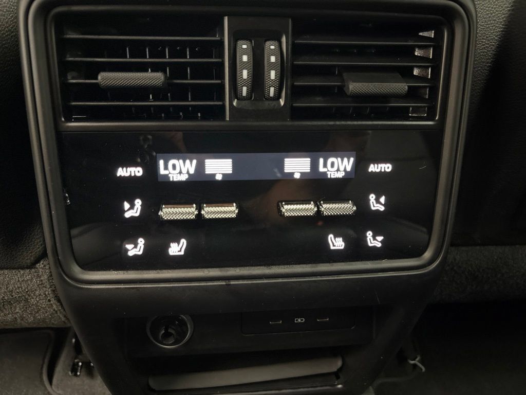 Certified 2024 Porsche Cayenne AWD/4WD image 30