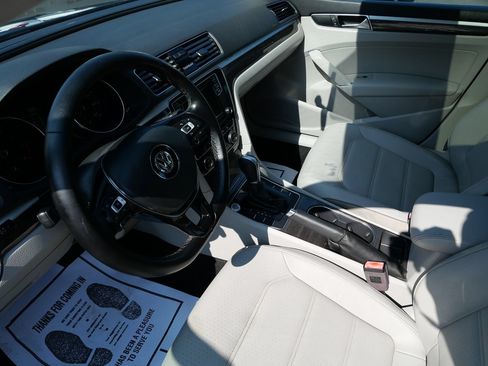 Used 2018 Volkswagen Passat 2.0T SE w/ SE Lighting Package FWD image 12