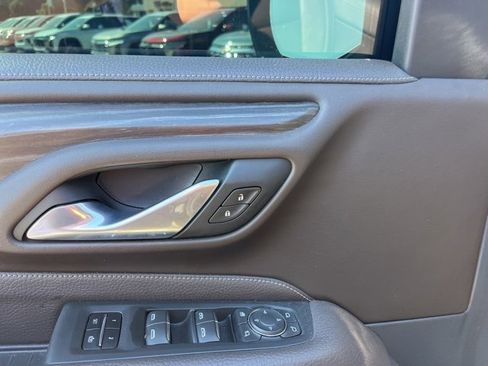 Used 2021 GMC Yukon XL Denali w/ Denali Premium Package image 12