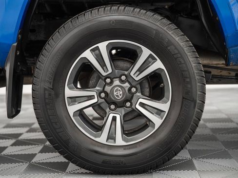 Used 2017 Toyota Tacoma TRD Sport w/ Tow Package AWD/4WD image 19