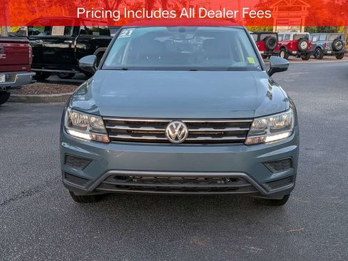 Used 2021 Volkswagen Tiguan SE w/ Panoramic Sunroof Package FWD image 9