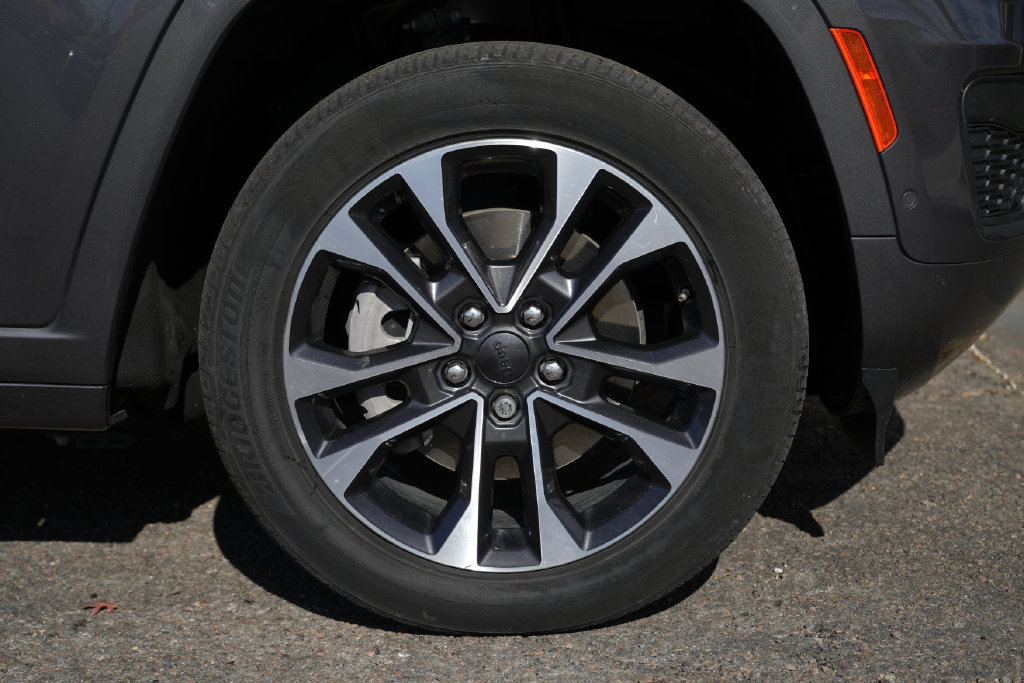 Used 2023 Jeep Grand Cherokee Overland AWD/4WD image 12