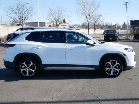 Used 2025 Volkswagen Tiguan SE image 8