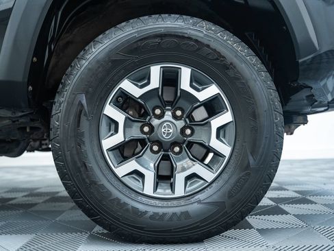 Used 2020 Toyota Tacoma TRD Off-Road w/ Technology Package AWD/4WD image 19