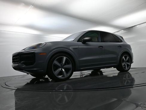 Used 2025 Porsche Cayenne Turbo image 50