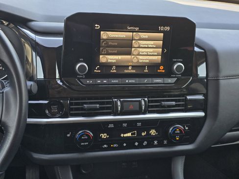 Used 2025 Nissan Pathfinder SV AWD/4WD image 15