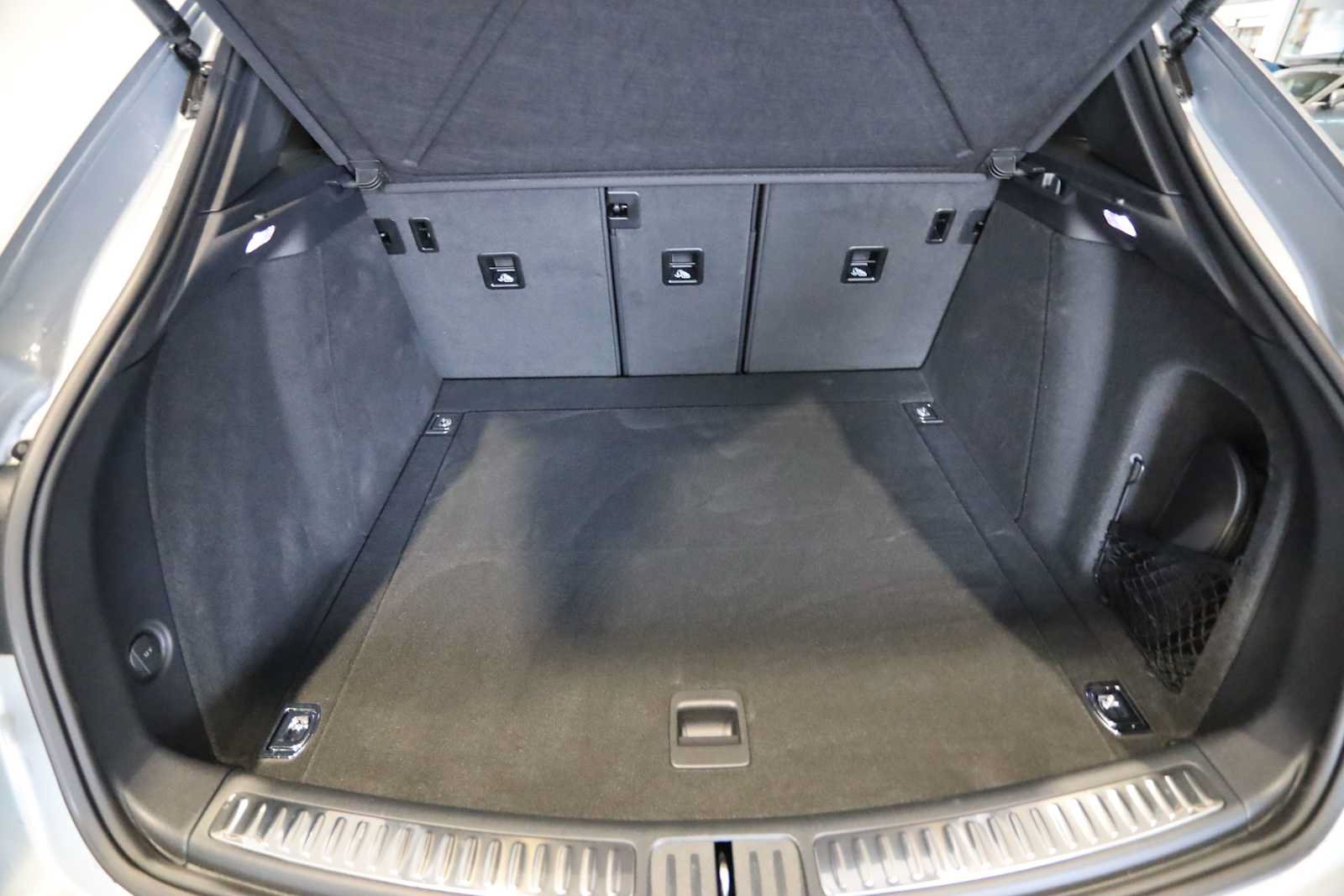 Used 2025 Porsche Macan AWD/4WD image 15