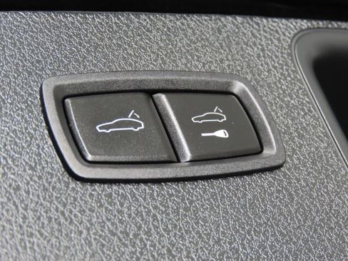 Certified 2025 Porsche Macan AWD/4WD image 49