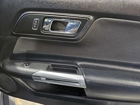 Used 2017 Ford Mustang GT RWD image 6