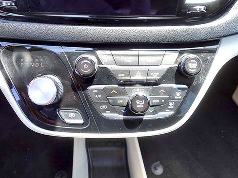 Used 2023 Chrysler Pacifica Touring-L FWD image 19