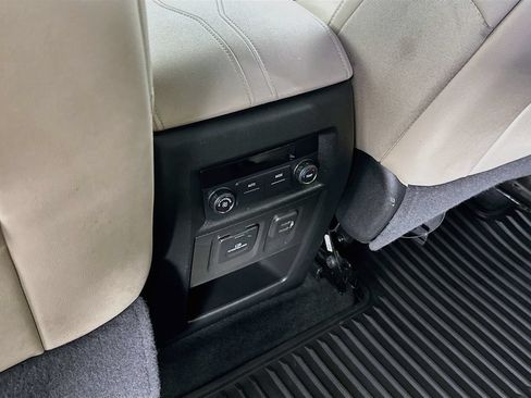 Used 2023 Chevrolet Traverse LT w/ LT Premium Package AWD/4WD image 34