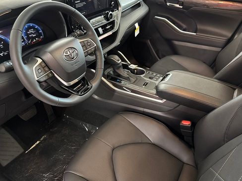 New 2026 Toyota Highlander Platinum AWD/4WD image 10