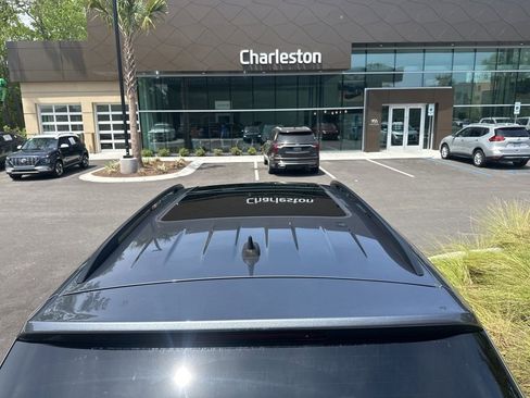 Used 2021 Volkswagen Tiguan SE w/ Panoramic Sunroof Package image 4