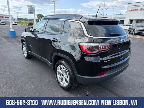 Used 2025 Jeep Compass Latitude w/ Sun & Sound Group AWD/4WD image 3