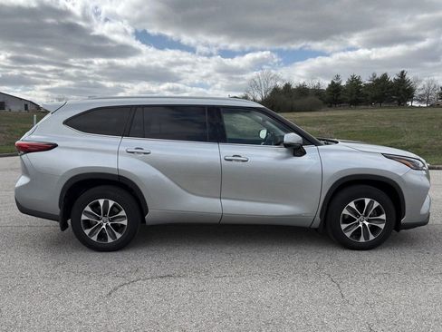 Used 2022 Toyota Highlander XLE AWD/4WD image 33
