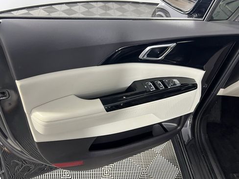 Used 2024 Kia Carnival EX image 26