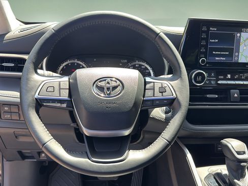 Used 2022 Toyota Highlander XLE AWD/4WD image 23
