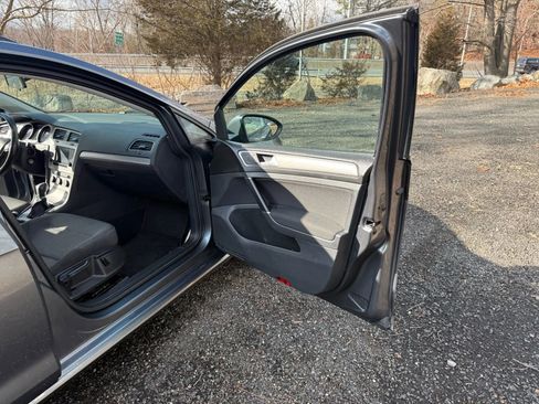 Used 2017 Volkswagen Golf S image 15