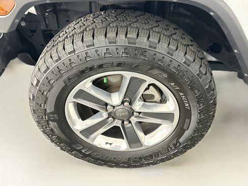 Used 2018 Jeep Wrangler Unlimited Sahara w/ LED Lighting Group AWD/4WD image 11