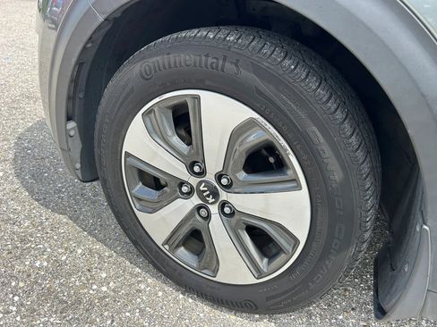 Used 2017 Kia Niro EX FWD image 9