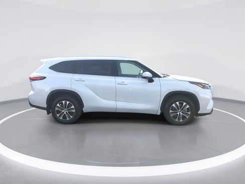 Used 2023 Toyota Highlander XLE AWD/4WD image 9