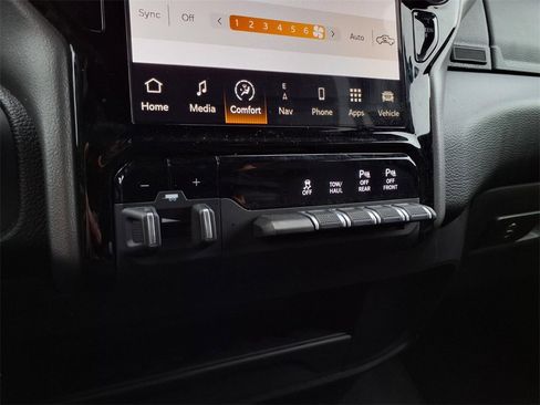 Used 2024 RAM 2500 Big Horn w/ Sport Appearance Package image 17