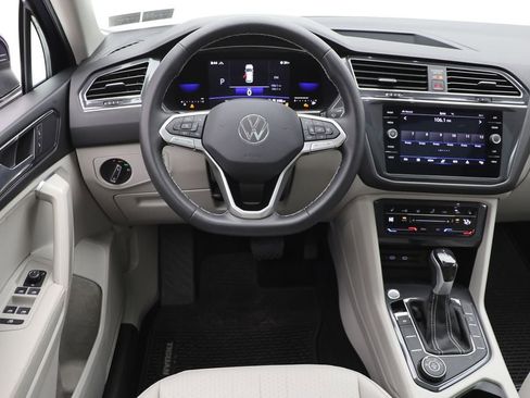 Used 2022 Volkswagen Tiguan SE w/ Panoramic Sunroof Package image 13