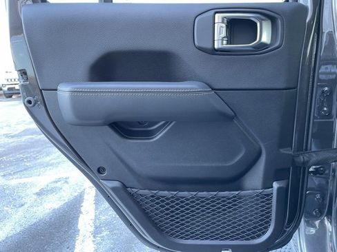 Used 2025 Jeep Wrangler Sahara image 23