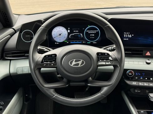 Used 2025 Hyundai Elantra Limited image 28