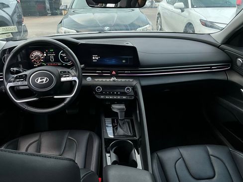 Used 2025 Hyundai Elantra Limited image 12