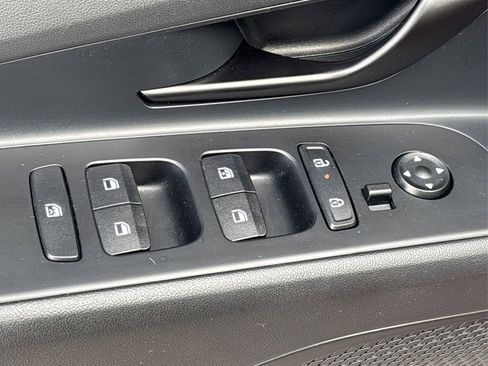 Certified 2025 Hyundai Elantra Sport image 33