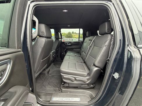 Used 2022 Chevrolet Suburban Z71 w/ Luxury Package AWD/4WD image 3