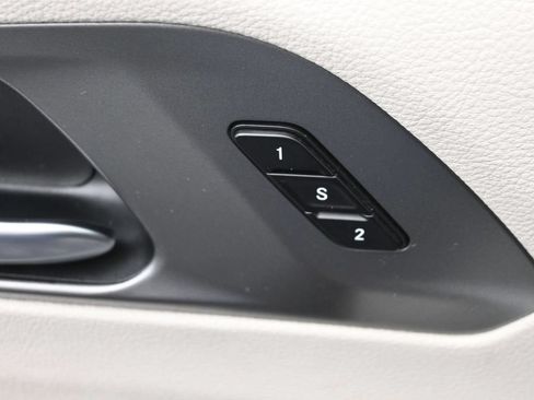 Used 2023 Chrysler Pacifica Touring-L FWD image 18