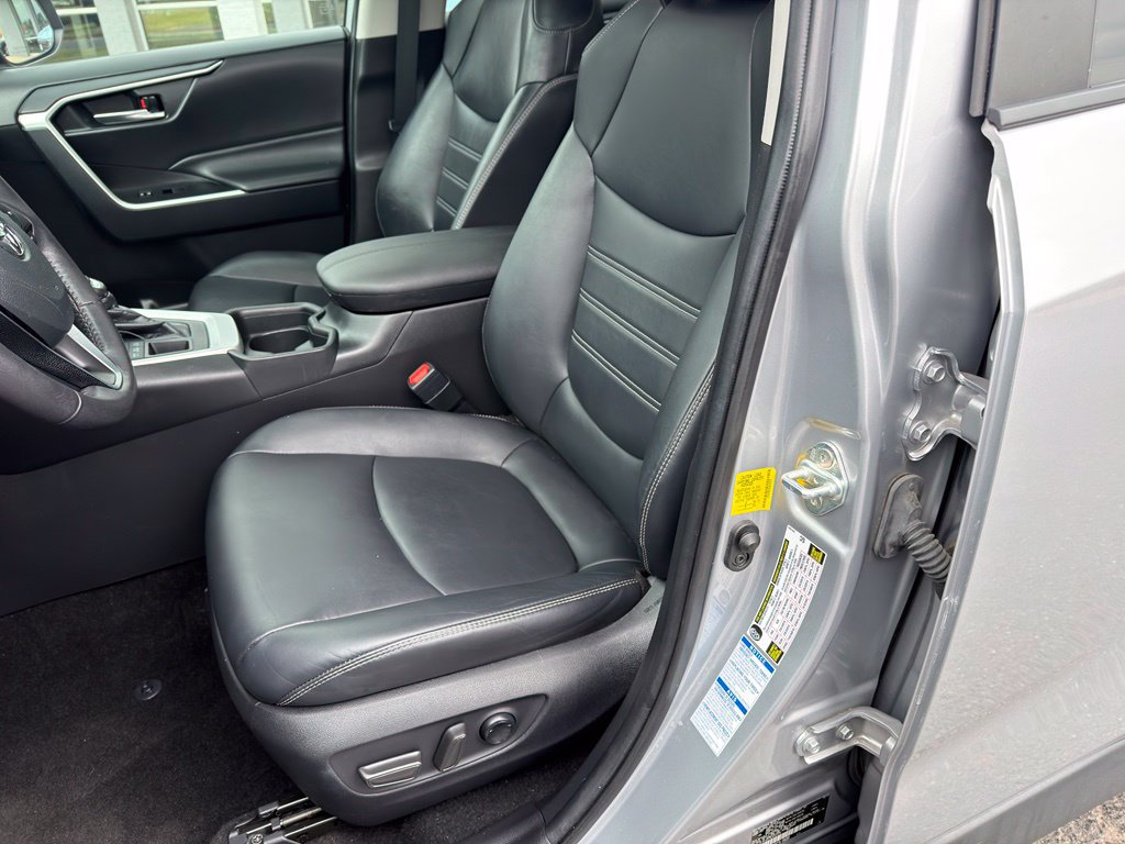 Used 2020 Toyota RAV4 XLE Premium AWD/4WD image 9