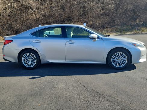 Used 2013 Lexus ES 350 w/ Luxury Pkg image 2