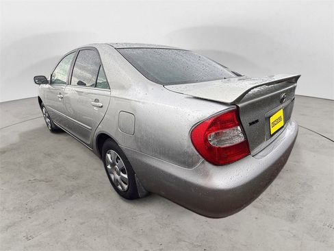 Used 2004 Toyota Camry LE image 2