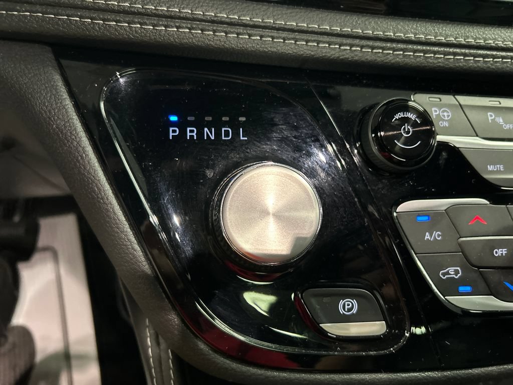 Used 2025 Chrysler Pacifica Premium FWD image 18