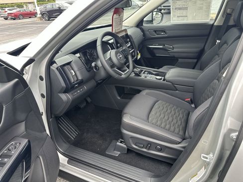New 2025 Nissan Pathfinder SV image 9