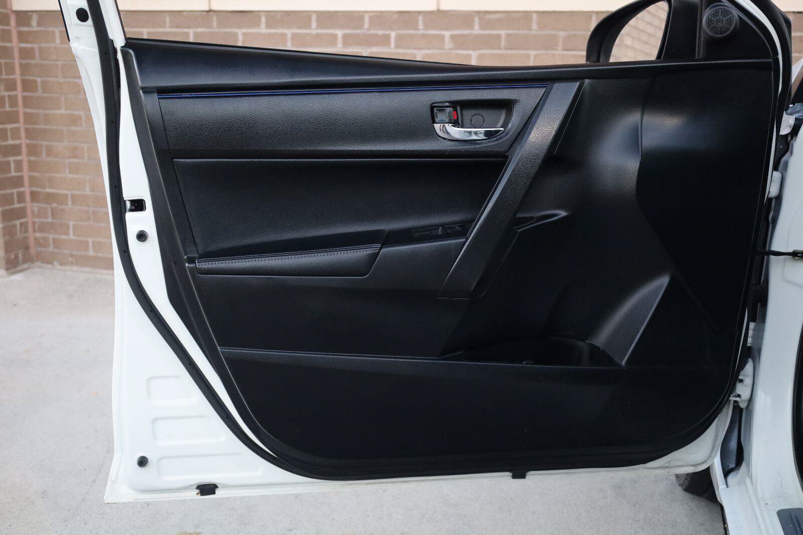 Used 2017 Toyota Corolla SE w/ Body Protection Package FWD image 15
