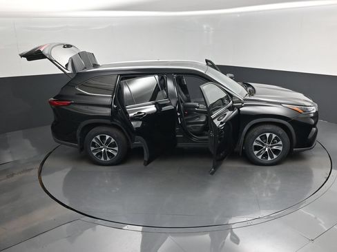 Used 2021 Toyota Highlander XLE AWD/4WD image 18