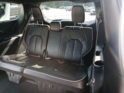 Used 2025 Chrysler Pacifica Limited FWD image 10