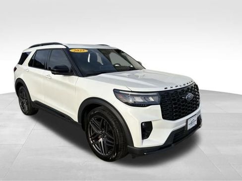 Used 2025 Ford Explorer ST image 3